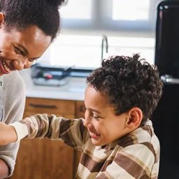 4 maneras de conectar con un hijo diferente a ti
